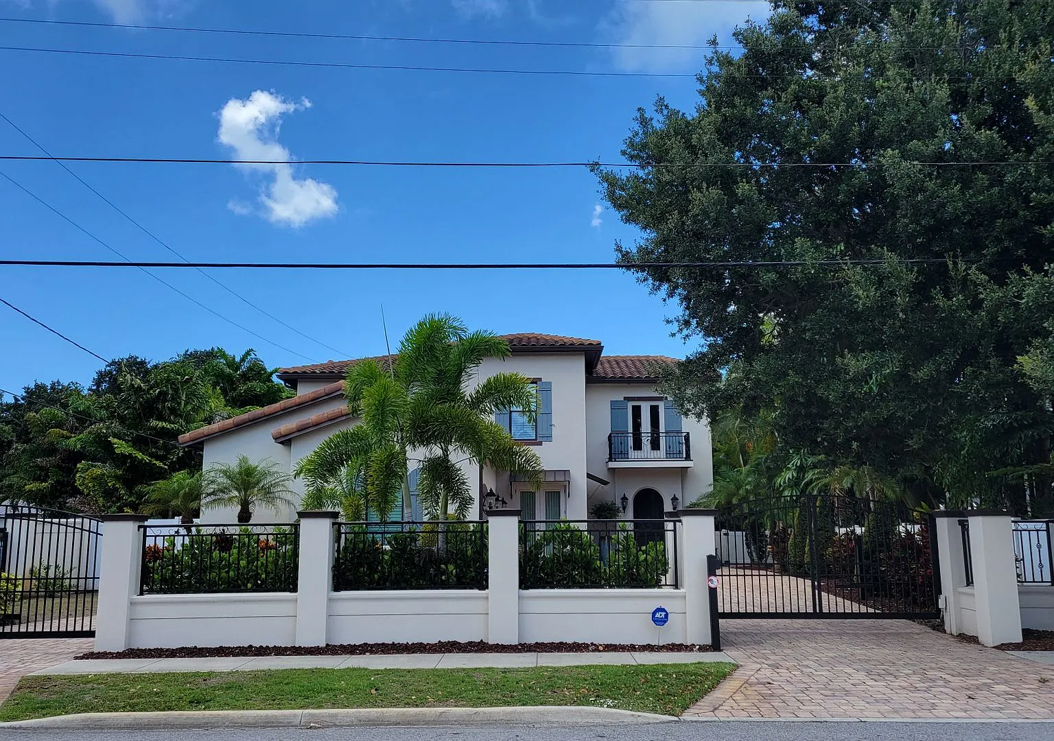 Seasonal stunning 5/5 pool home west of trail near Siesta Key! — Photo 1