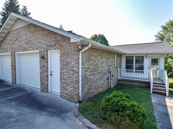 4th image of 1001 S Dogwood Dr