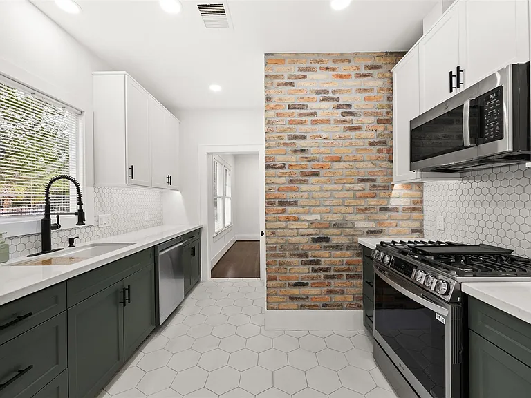 1123 Bomar St — Photo 4