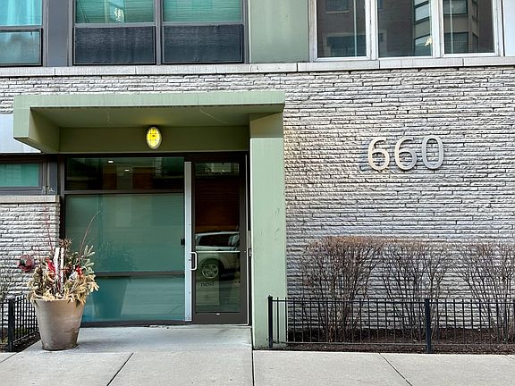 2nd image of 660 W Wayman St Unit 507