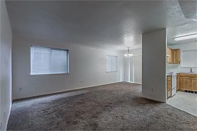Building Photo - 586 N 10th St