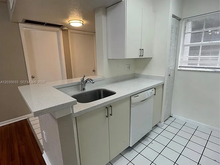 2811 N Oakland Forest Dr #206 — Photo 6