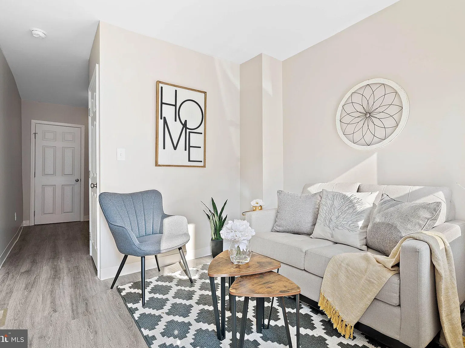 2 bed, 1.0 bath, 737 sqft, $1,400 — Photo 3