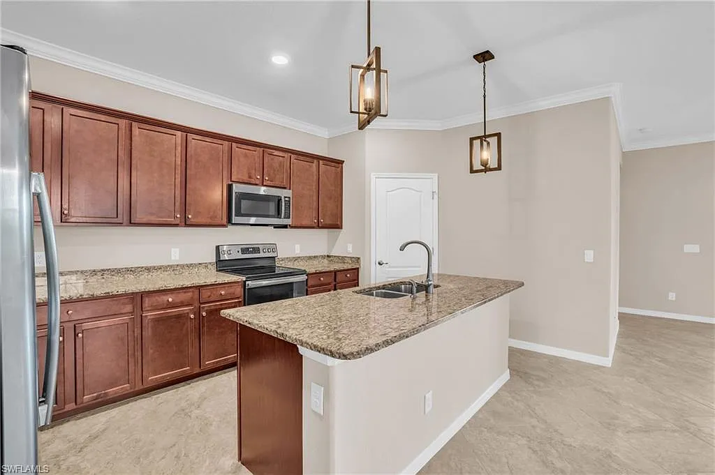 4 bed, 3.0 bath, 2006 sqft, $2,950 — Photo 4