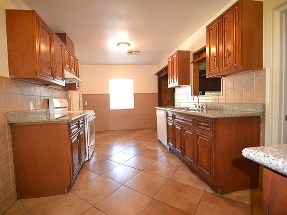 4th image of 14836 Covello St