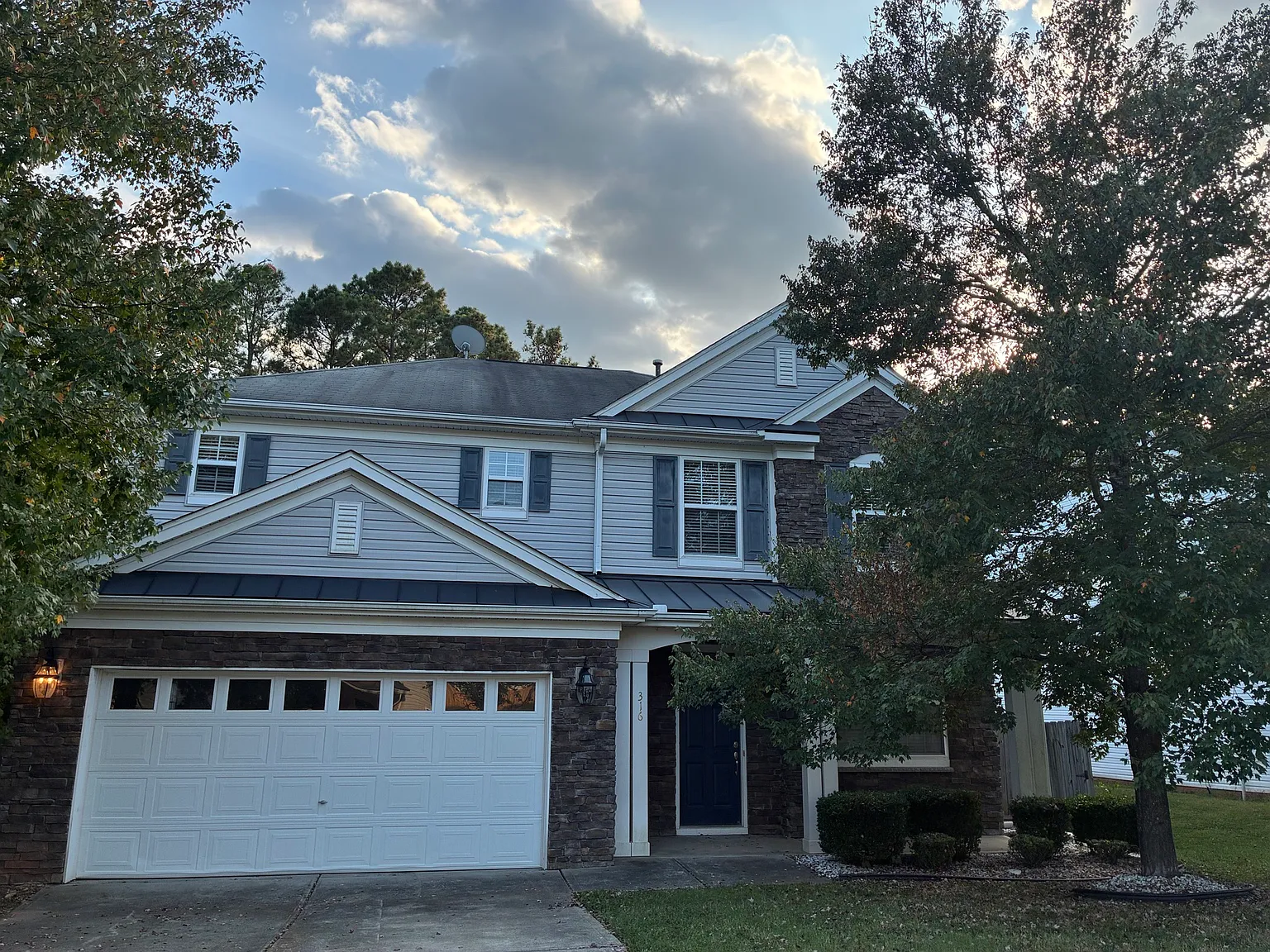 3 bed, 2.5 bath, 2800 sqft, $2,300 — Photo 1