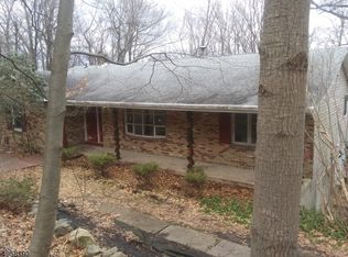 27 Thomas Rd, Glen Gardner, NJ 08826