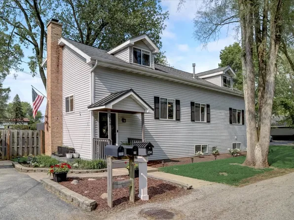 204 Hickory Ter, Island Lake, IL 60042