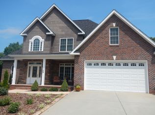 1189 Waterford Dr, Hickory, NC 28602