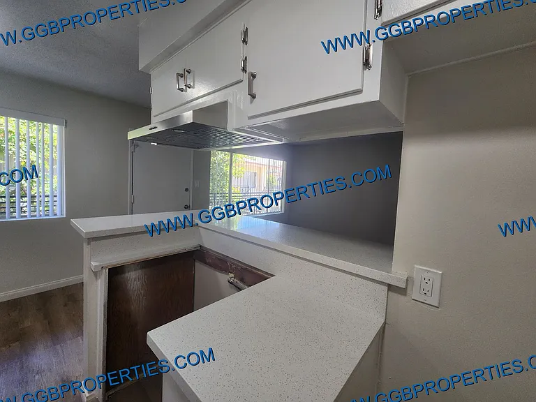 727-741 Orizaba Ave — Photo 10