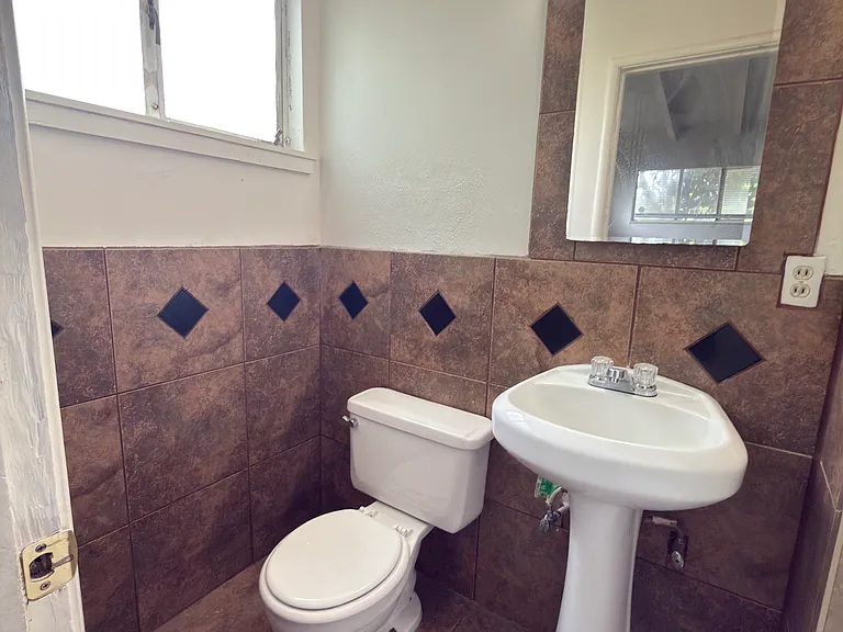 3547 N Lafayette Ave — Photo 6