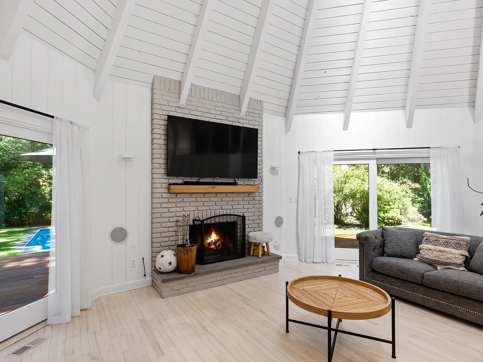 Exquisite Architecture In Nw Woods With Heated Pool — Photo 3