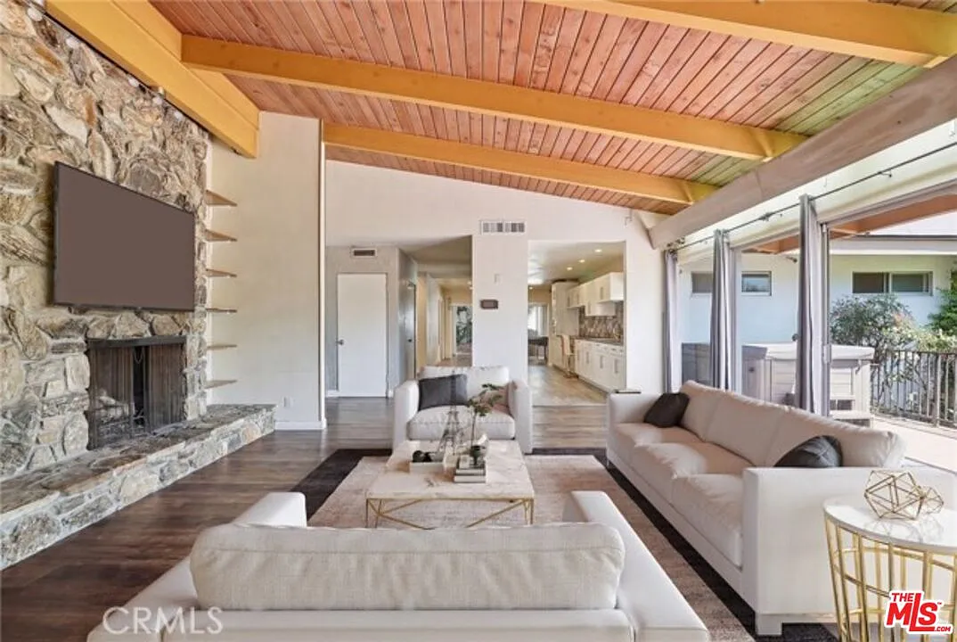 7 bed, 4.0 bath, 3518 sqft, $13,000 — Photo 2