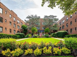 15 Canterbury Rd, Great Neck, NY 11020