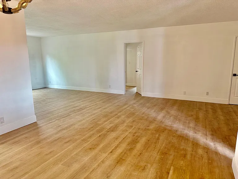 12121 La Maida St #15 — Photo 34