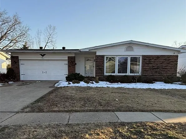 2670 Delaware Dr, Florissant, MO 63033