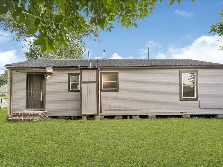 7526 Bywood St — Photo 18