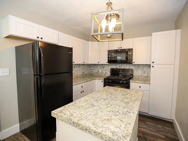3515 E King Pl — Photo 3