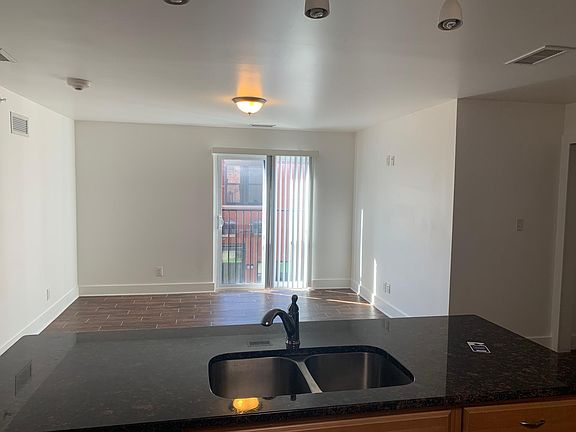 4th image of 609 E Kirby St #200