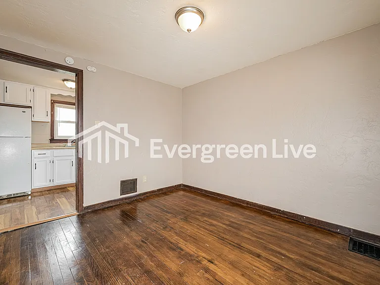 712 Lynda Ln — Photo 5