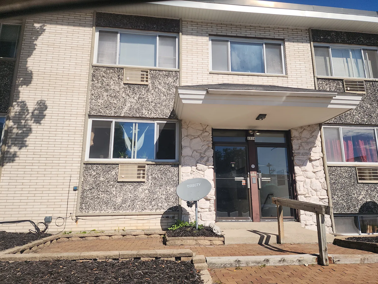 6914 Lincoln — Photo 1