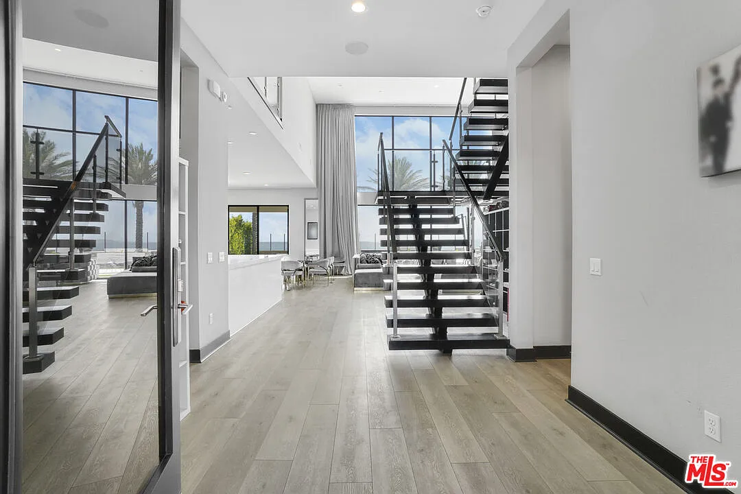 5 bed, 6.0 bath, 4686 sqft, $15,500 — Photo 3