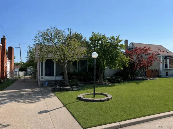 23113 Socia St, Saint Clair Shores, MI 48082
