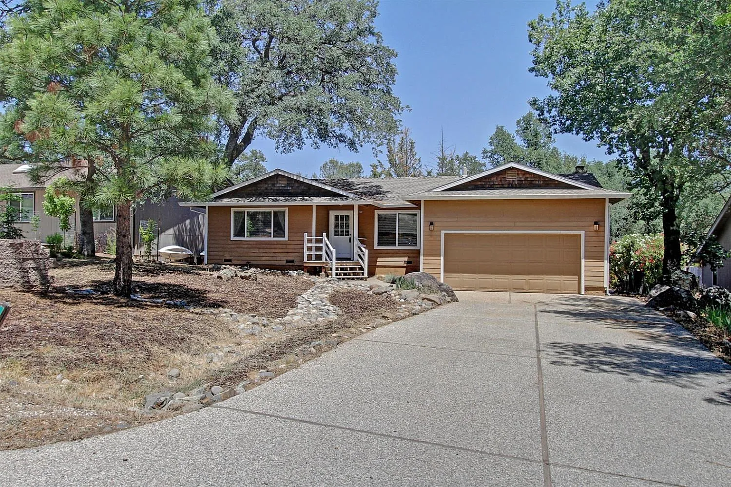 18032 Hummingbird Dr photo 1