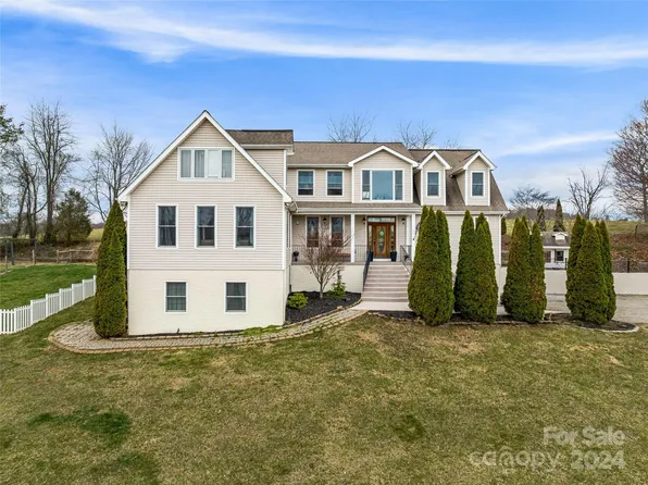 36 Long Meadows Dr, Leicester, NC 28748