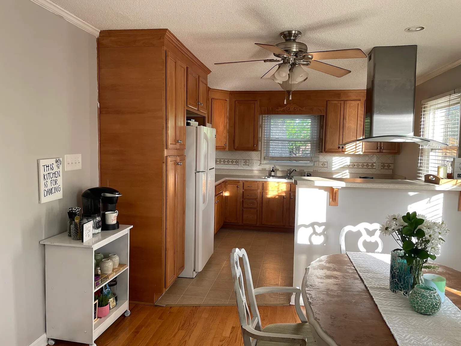 3 bed, 1.5 bath, 1221 sqft, $1,900 — Photo 4