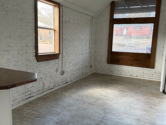 5th image of 138 W Maud Ave #1