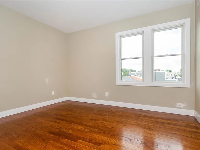 906 E 2nd St #102 — Photo 9