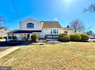912 Saint Mark Dr, Glendora, NJ 08029