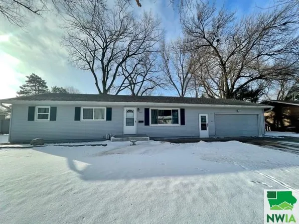 933 Valley View Dr, Vermillion, SD 57069