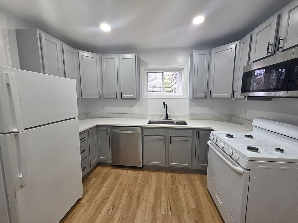 1st image of 131 Bausman St Floor 1
