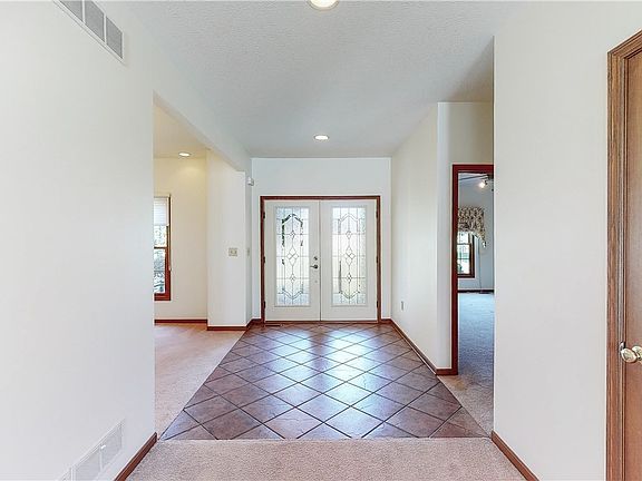 3rd image of 942 Meadowood Dr