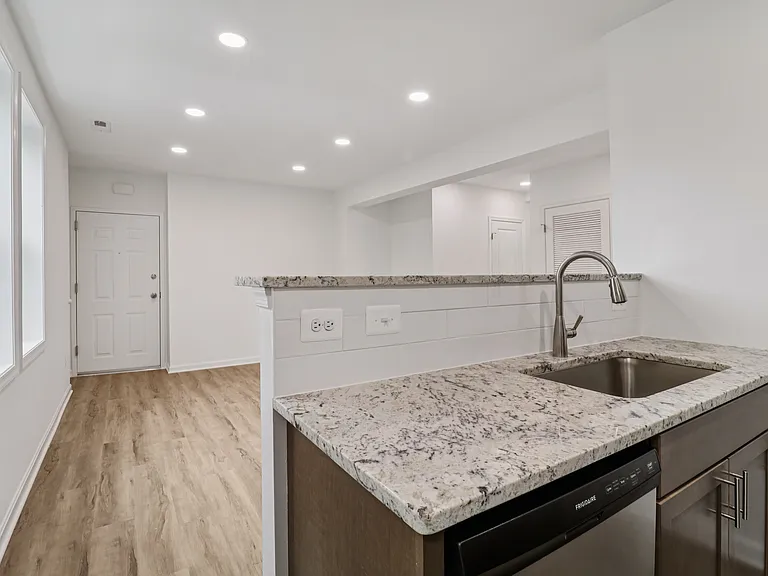 303 Seaton Pl NE #4 — Photo 10