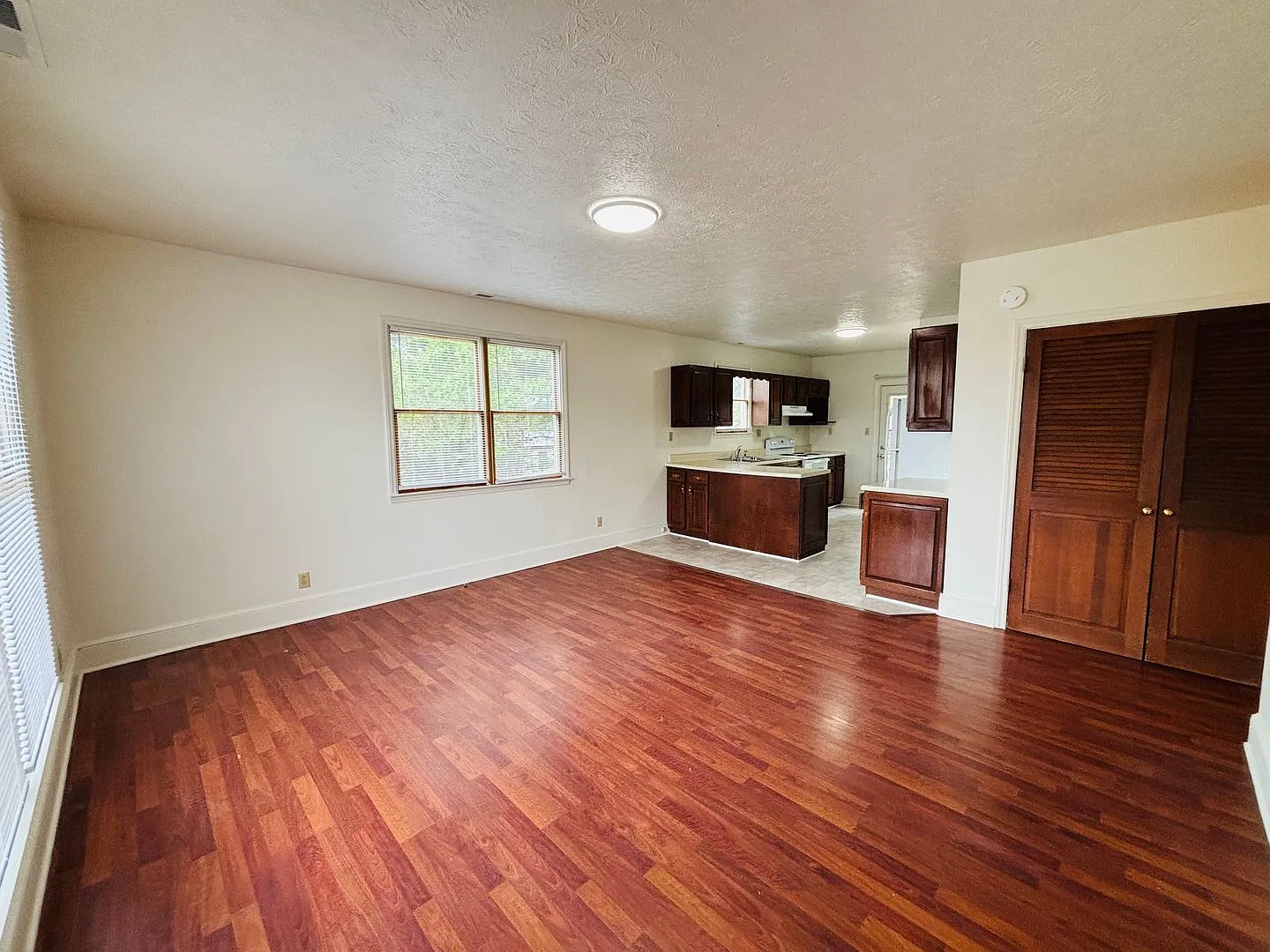 3 Bedroom, 1 Bath Duplex — Photo 2