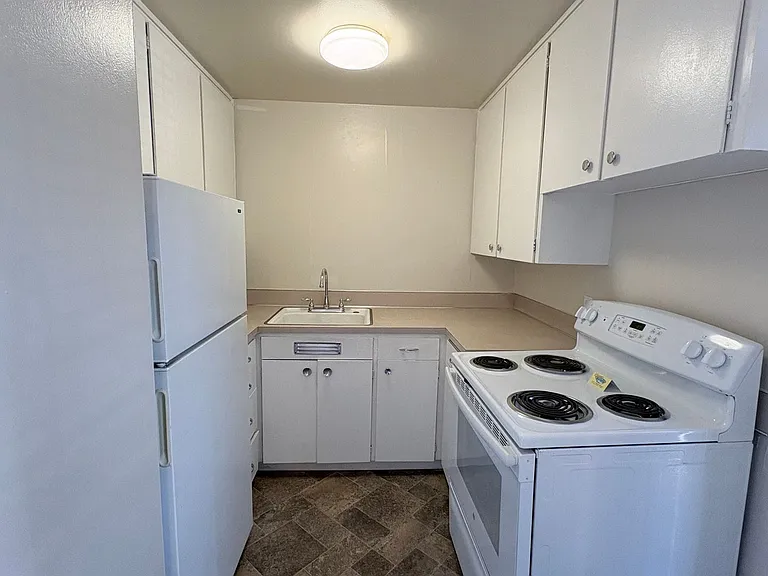 C2402 - Maple Court Apartments — Photo 22