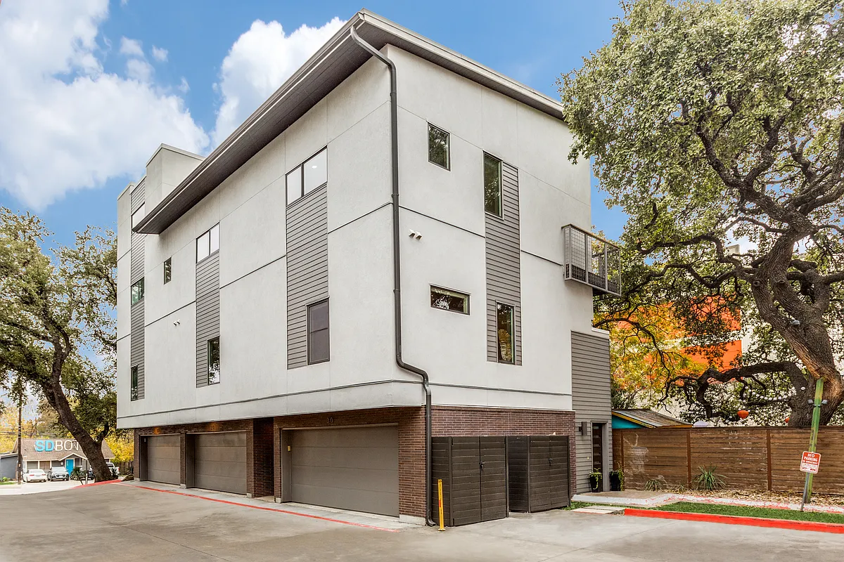 End Unit in the branches of a gorgeous oak, and overlooking courtyard of Sage and Courtyard of neighboring property. - 1702 S Lamar Blvd #30