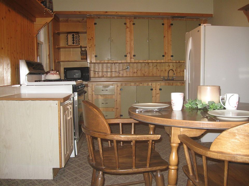 Stove, oven, refrigerator & microwave in kitchen