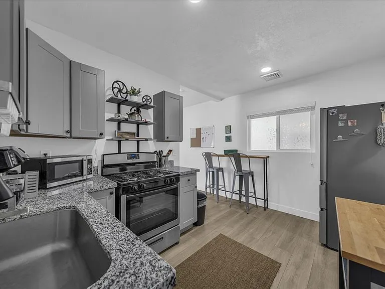 1559 W Shelley Ave — Photo 9