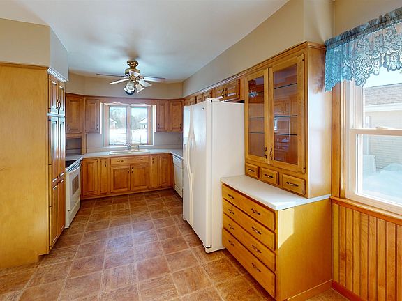 3rd image of 824 610th St