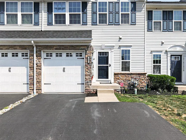 1551 Emily Ct — Photo 39