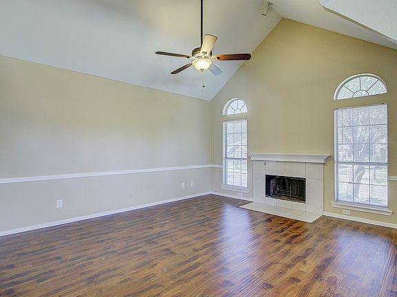 005_LivingRoom.jpg