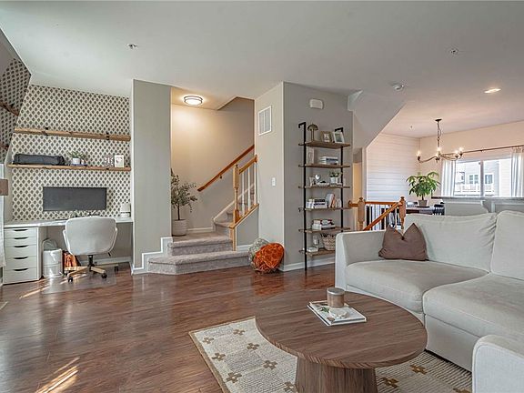 3rd image of 82 Green View Dr