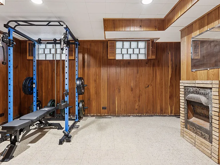 Basement home gym - ready for your daily routine!