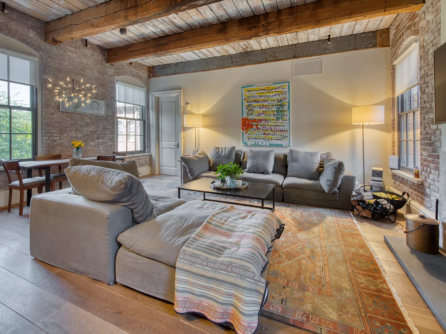 Stunning Unit Available in Watchcase — Photo 1