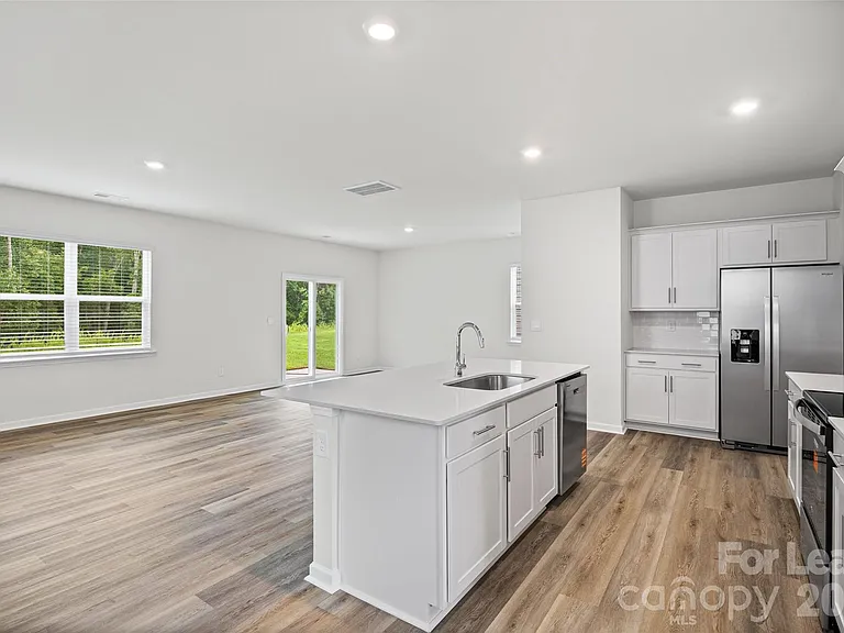1010 Two Brothers Ln — Photo 4