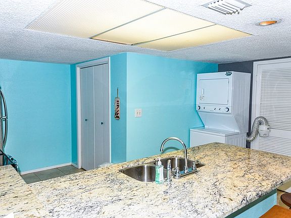 4th image of 406 Padre Blvd